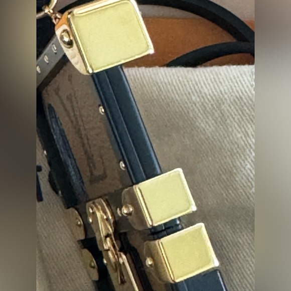 LOUIS VUITTON Eye Trunk iphone X & XS
Monogram Reverse - Picture 16 of 16